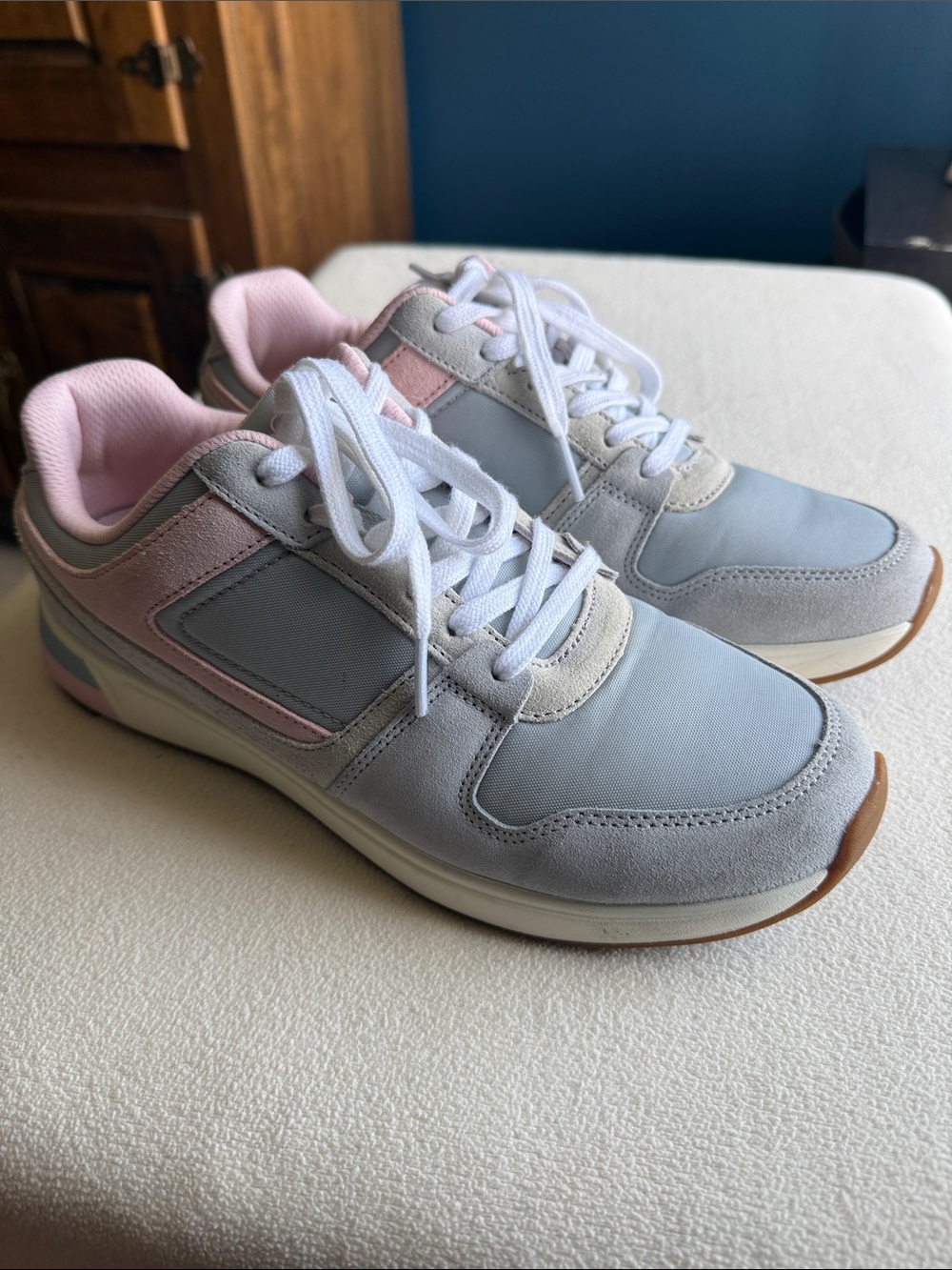 Vionic “Shayla” light  Gray & Pink Athletic Sneakers - Casual Comfort. Size 9.5